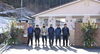 寒い中頑張ってくださった地域の方々。「地域の方が立派な門松を作ってくださいました。」