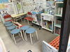 「本棚いっぱいの本や教材と待合スペースのご紹介｜幼児さんも安心できる教室環境です　足立区　北千住　学習塾　幼児　小学生　中高生」