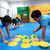 活気あふれる子供向けスポーツ教室「コーンの上にボールを置く◯☓ゲームで判断力アップ！」