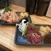 刺し「歯ごたえ“コリッ”と、とろ〜り濃厚。鶏刺し＆肝刺しで大人の一杯」