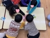 かるたを取り合う園児たち「新春かるた大会2026」