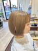 柔らかな触り心地のストレートヘアに「髪質改善ストレート×明るめカラーでつくる柔らかツヤボブ」