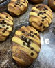 熱々焼き立てはチョコとろり✨「新登場のチョコぱん！本日水曜日は生ドーナツもご用意しています✨　/ パン工房かおりほのか（岡山市南区三浜町）」