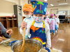 おいしくなぁれのおまじないで混ぜています♬「おいしいカレー作り　～さくらんぼ組・年少組～」