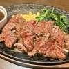 大人気❗️牛ハラミステーキ🍖一口サイズで食べやすく😋ジューシーで柔らかい焼肉を食べてスタミナ満点☀️ビールにも合います🍺