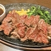 大人気❗️牛ハラミステーキ🍖一口サイズで食べやすく😋ジューシーで柔らかい焼肉を食べてスタミナ満点☀️ビールにも合います🍺