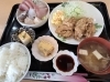 「自家製若鶏唐揚げ＋刺身盛り合わせ定食のご紹介　2500円（税込）」