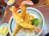 大エビ天丼1320円〜「本日ランチ・ディナーとも通常営業｜夜は4名様テーブルに空きがあります」