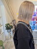 光に透ける淡色ヘアで上品な雰囲気に。「ホワイトベージュでつくる、垢抜けハイトーンボブ」