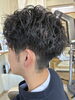「動きのある無造作パーマ×すっきり刈り上げメンズスタイル」