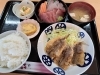 メヒカリの唐揚げ＋刺身盛り合わせ定食、小鉢付き　　2600円「期間限定！メヒカリの唐揚げ＋刺身盛り合わせ定食のご紹介」