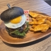 ブラックバンズと半熟目玉焼きのハンバーガープレート