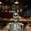 スケルトンが迎える遊び心たっぷりの店内
