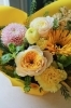 明るい黄色が印象的なおしゃれなフラワーアレンジメント「おしゃれなフラワーギフト　セントピーターズパークのアレンジメント」
