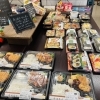 チキン南蛮弁当＆日替わり弁当「【本日のおすすめ】野菜たっぷり「八宝菜」が登場！定番の助六やスパムむすびも人気です♪」
