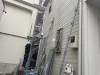 架設足場工事施行中「本日は雪のため現場作業はお休み｜八王子市内で屋根・外壁工事の足場設置3件」