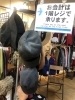 個性的なアイテムが豊富！リユースショップ（27文字）「ワンコイン500円古着屋　あったか帽子コーナー」