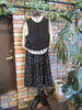 こだわりの素材とシルエットの服「BLACKニットベスト×“とりと植物刺繡スカート”で楽しむ大人レトロコーデ」
