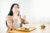 「食事をした後に眠くなるわけ？！」