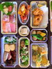 ご飯には海鮮丼(ちらし寿司やその他変更可)「彩り豊かなめぐみ家特製和食弁当のご紹介」