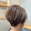 襟足すっきり大人ショートで春の軽やかスタイルに
