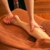女性に人気のフットオイルケアで、冷えとむくみをじんわりリセット