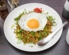 プルプルの目玉焼きがアクセント🥚✨「焼きそばとご飯の絶妙バランス！三代目たくちゃん自慢のそばめし【ビオルネ地下1階】」