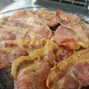 ビール仕込みのポークジャーキー🐷     国産の豚ロース肉使用で脂身まで旨いです。サクラのスモークがいい感じ。     ついついビールが進んじゃいます🍻
