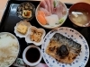 さばの塩焼き＋刺身盛り合わせ定食、小鉢3品付き   2400円「市場直送の新鮮魚を支える、毎朝の仕入れと目利きのこだわり」