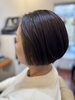 輝くショートヘアで毎日を美しく「大人のさりげないおしゃれに。オリーブのイヤリングカラー」