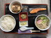 鮭の塩焼き、はいからそば、そぼろ豆腐「本日の日替わり」