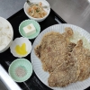 サクサク衣が自慢！ボリューム満点の揚げ物定食