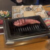 とろける旨さ！焼肉を堪能「名物メニュー！豚の1本タンを豪快に楽しむ」