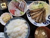メヒカリの唐揚げ＋刺身盛り合わせ定食、小鉢付き　2600円「口の中でとろける旨さ！メヒカリの唐揚げ＋刺身盛り合わせ定食」