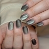 深みグリーンのマグネット大人ネイル