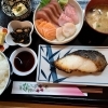 銀ダラの西京焼き＋刺身盛り合わせ定食、小鉢3品付き　2600円