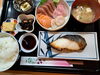 市場直送！熟練の目利きが厳選「銀ダラの西京焼き＋刺身盛り合わせ定食、小鉢3品付き　2600円」