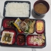 揚げ物たっぷり！めかぶや小鉢付きの日替わり弁当
