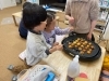 仲良く焼き上げています✨「「園で気になる様子があると言われショック」そんな時の子どもの発達🌈【札幌市北区篠路　児童発達支援　放課後等デイサービス】」