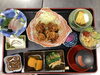 「鶏の唐揚げ甘ダレソース掛けがメインの和定食ランチ」