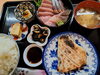 焼魚も刺身も満喫定食「ブリカマの塩焼き＋刺身盛り合わせ定食　2600円（税込）」