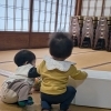 赤ちゃん同士でおもちゃ箱をのぞく時間│子連れ産後ピラティスのレッスン風景