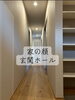 広々とした開放感のある玄関ホール「三次町現場｜「家の顔」玄関ホールをつくる、職人のクロス張りの集中力と技」