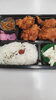 「人気の唐揚げ弁当はいかがですか？店内でも出来たてをどうぞ🍱」