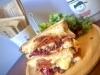 鉄板で香ばしく焼き上げたホットサンド「ペパロニサンドウィッチ登場！紫キャベツマリネ入りの贅沢ホットサンド」