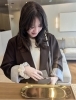 上品で大人なお洒落を愉しめる。「グレージュヘアーで透明感あるくびれミディアムスタイル」