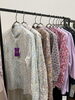 リバティプリントで装う旬のスタイル「春らしいリバティプリントブラウスが揃いました」