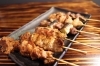 備長炭火で焼き上げる名物地鶏炭火焼鳥「炭火焼鳥ともつ鍋で一杯いかがですか？人気メニューのご紹介」
