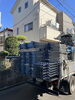 架設足場施行中「本日もフル稼働！屋根工事・外壁塗装・雨樋工事に取り組んでいます」
