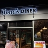 夜のネオンが灯るBone's DINER 神戸須磨店の外観